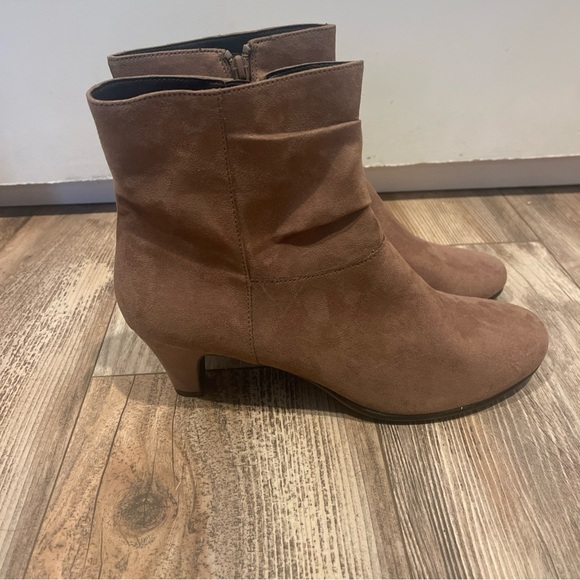Aerosoles Invitation Red Light Taupe Tan Stacked Heel Ankle Boots Size 10.5 NWOT - Picture 1 of 6